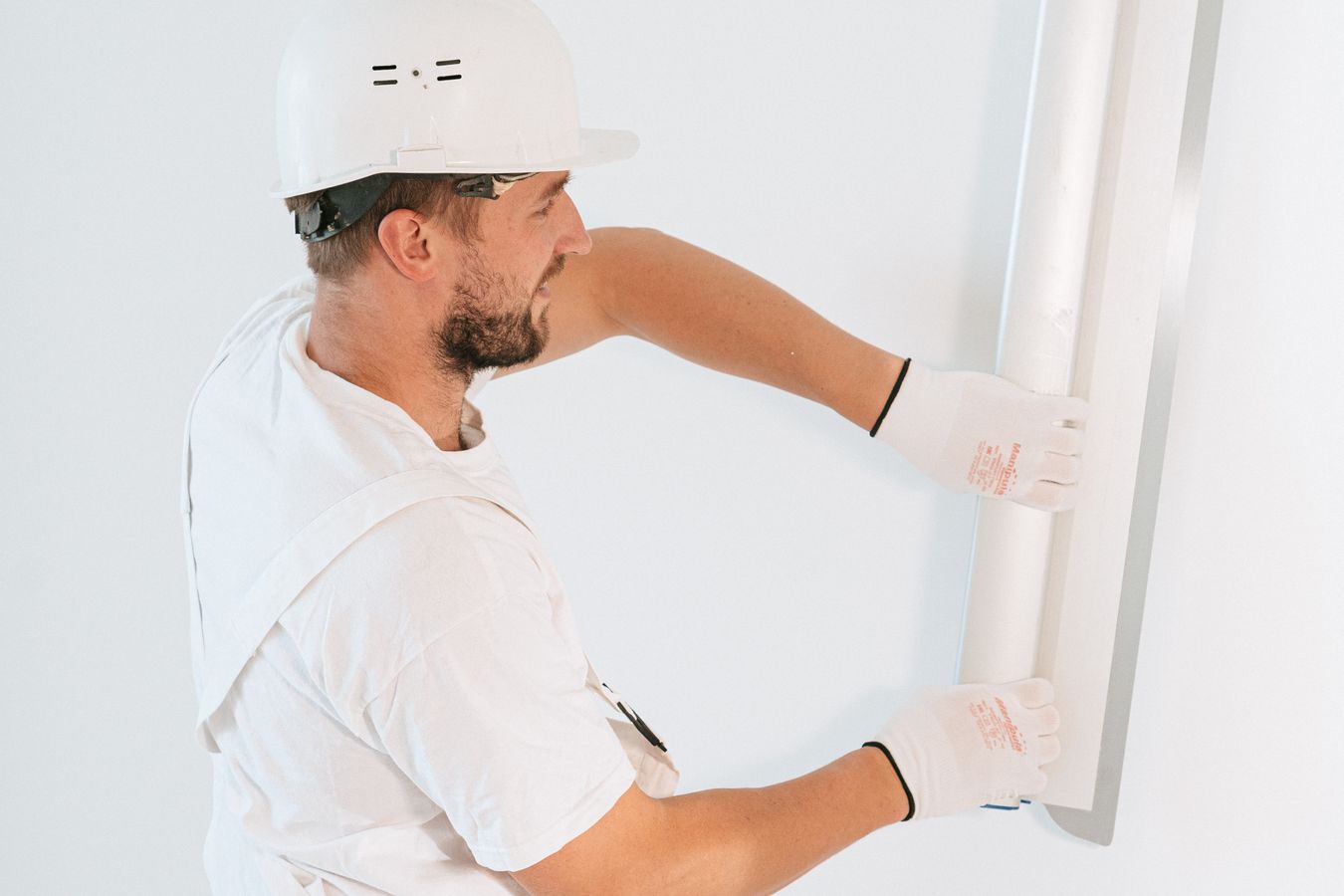 Especialista instalando un muro de drywall en una construcción