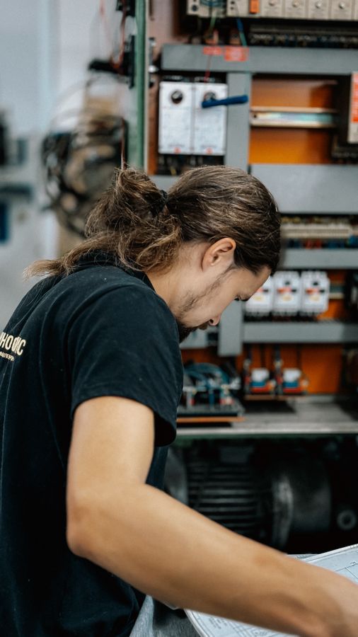 Especialista realizando mantenimiento eléctrico con equipo de seguridad