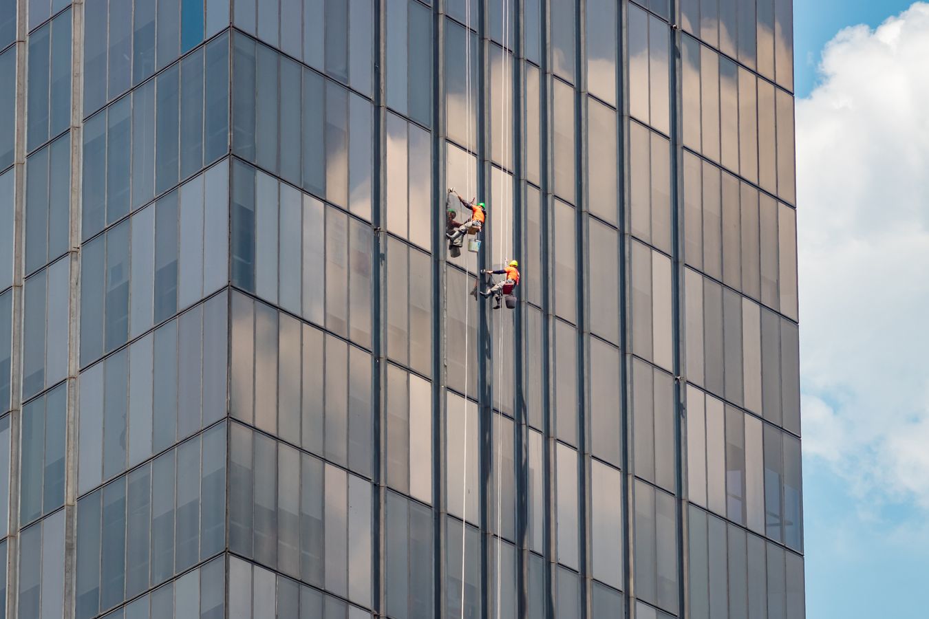 Personal especializado realizando limpieza profesional en un edificio corporativo